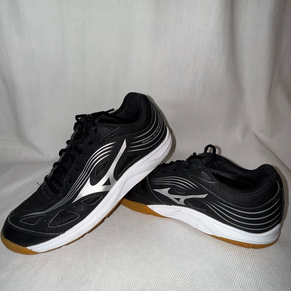 Mizuno inside volleyball Black and Silver Athletic Shoes